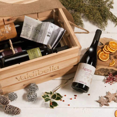 Boîte en bois avec six bouteilles
