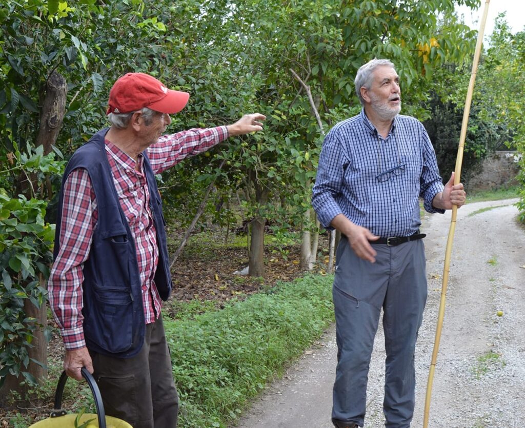 due agricoltori valdibella parlano fra loro