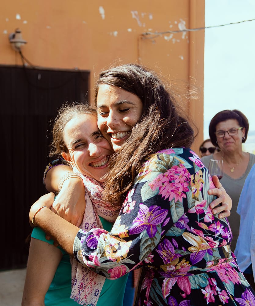 ragazze che si abbracciano con facce sorridenti