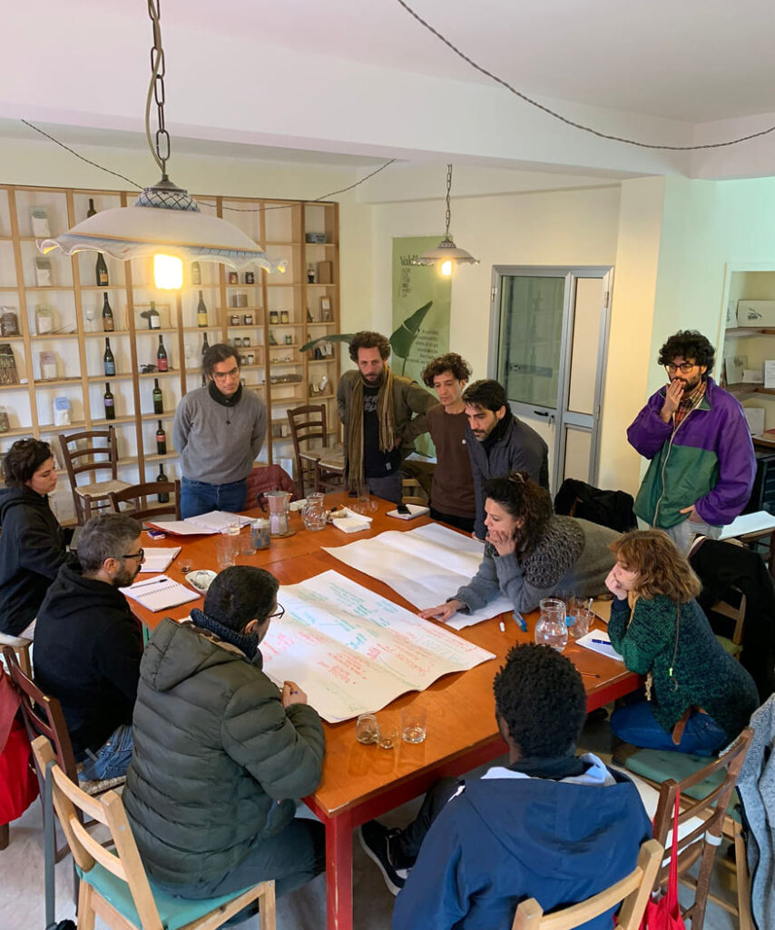 scuola pratica agroecologia studenti che lavorano attorno al tavolo