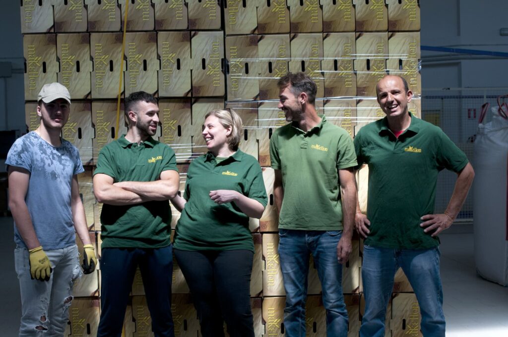 lavoratori valdibella davanti al magazzino con scatole
